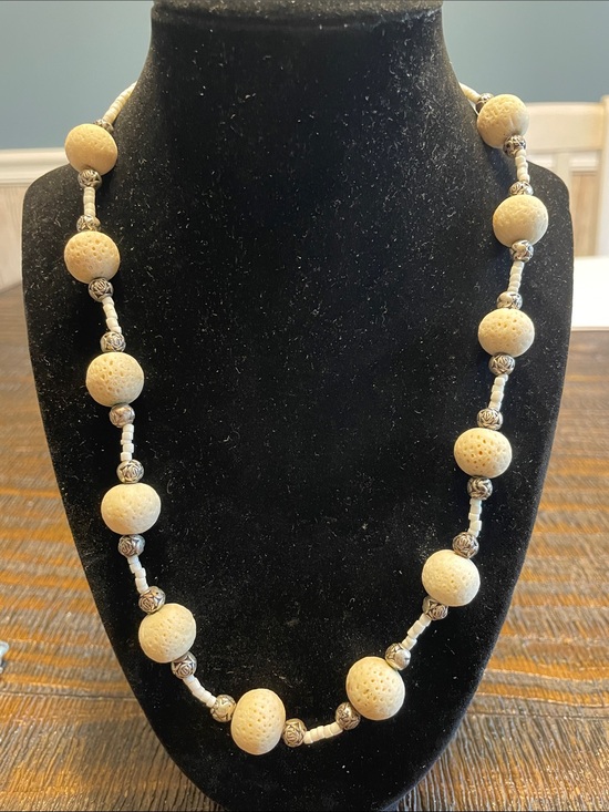 Unbranded Jewelry - Vintage White Sponge Coral Rose Spacer Statement Necklace